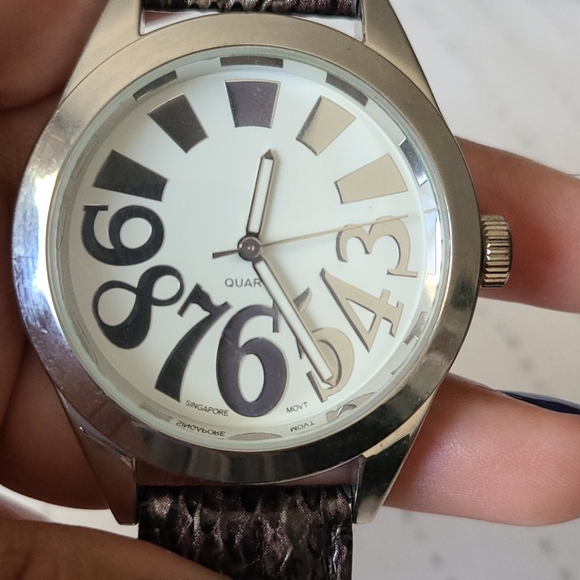 Women's Watch - Picture 4 of 5